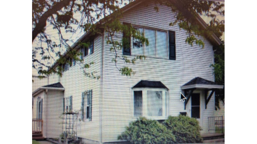 438 Wood St Oconomowoc, WI 53066 by Coldwell Banker Realty $180,000