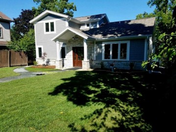 W188S7608 Oak Grove Dr, Muskego, WI 53150-9208