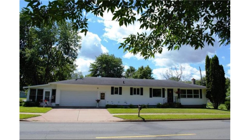 208 21st Avenue Menomonie, WI 54751 by Cb Brenizer/Menomonie $165,000