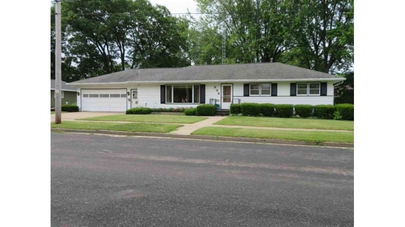 934 Seymour St Reedsburg, WI 53959 by First Weber Inc $159,900