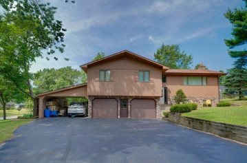 905 Pine Dr, Wisconsin Dells, WI 53965