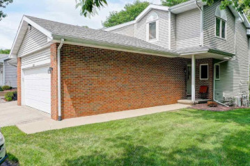 215 Creek Edge Ct, Waunakee, WI 53597