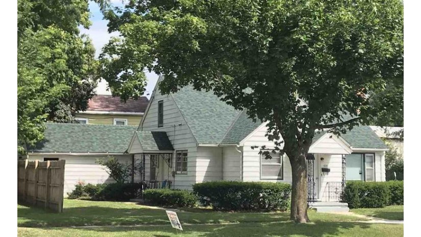 800 Broadway St Baraboo, WI 53913 by Brunker Realty Group Llc $159,900