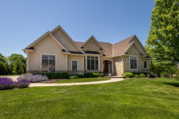 1270 Mary Hill Cir, Hartland, WI 53029-8006