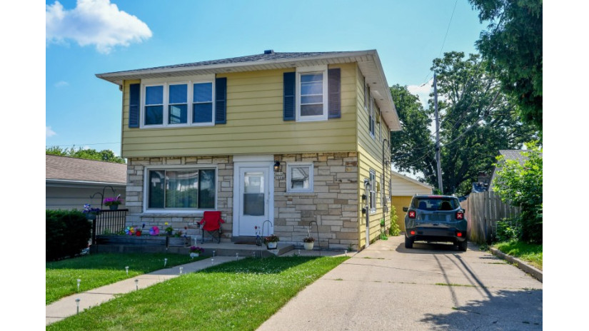 1544 S 94th Pl 1546 West Allis, WI 53214 by Shorewest Realtors $200,000