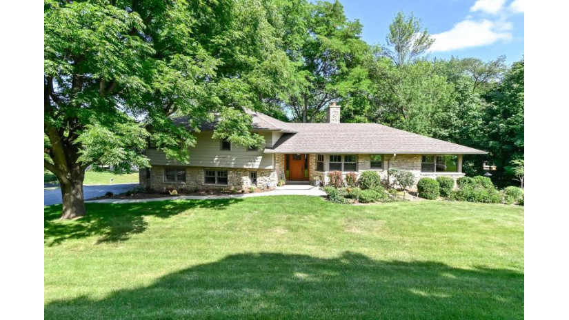 1020 Grandview Dr Elm Grove, WI 53122 by First Weber Inc- Mequon $667,000