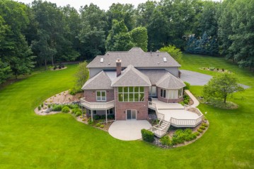 3772 Paradise Dr, West Bend, WI 53095-8775