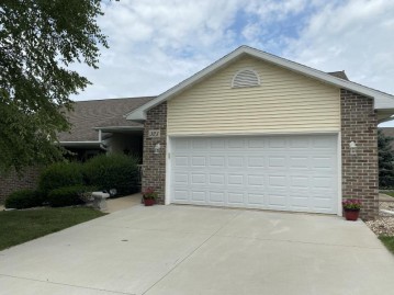 323 Lauren Ln, Watertown, WI 53094-7455