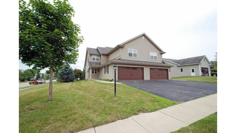 889 Hickory Creek Dr Oconomowoc, WI 53066 by Oconomowoc Realty LLC $269,900