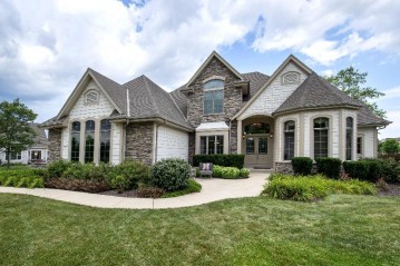 8970 S Bluestem Ct, Franklin, WI 53132