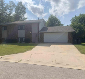 6155 S 42nd St 6157, Greenfield, WI 53221