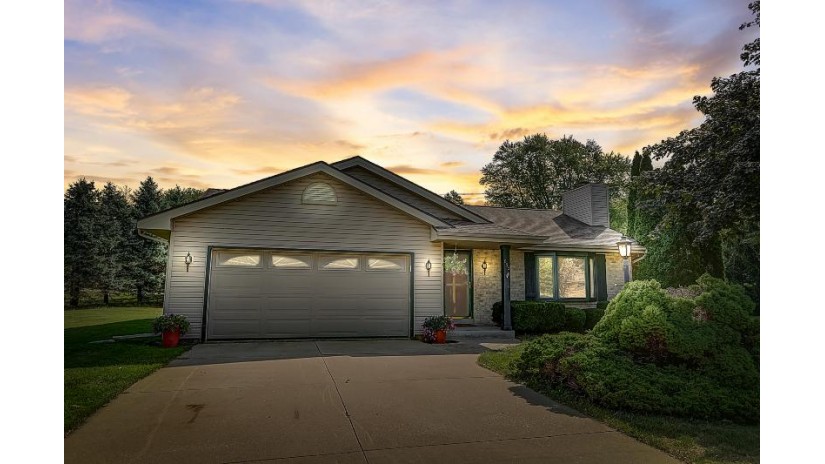 652 Briarcliff Ct Hartland, WI 53029 by Coldwell Banker Elite $349,900