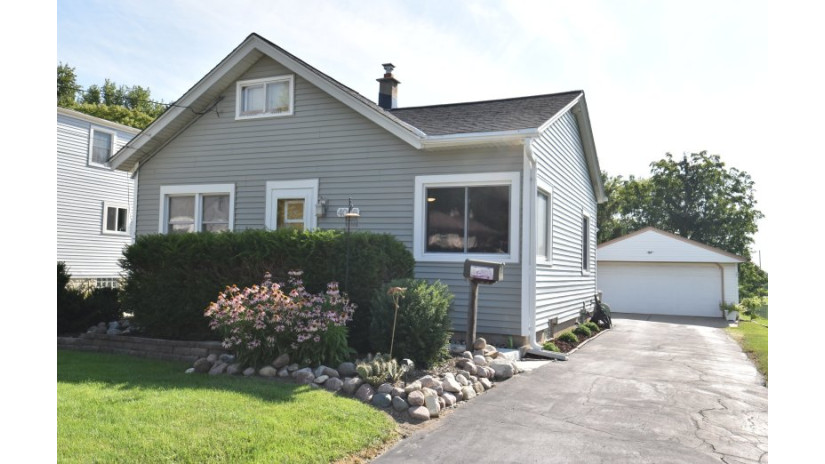 4008 S 41st St Greenfield, WI 53221 by Shorewest Realtors $139,900