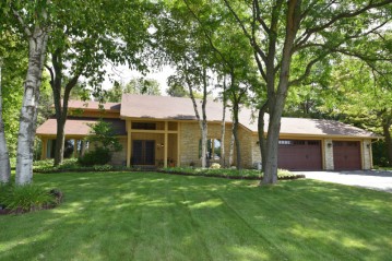 20850 Hawthorne Ridge Ct, Brookfield, WI 53045-4510