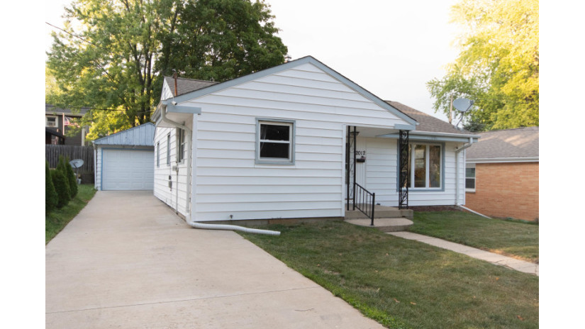 2012 Oaklawn Ave Waukesha, WI 53188 by Shorewest Realtors $200,000