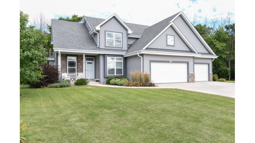 10523 S Rosemont Ln Oak Creek, WI 53154 by Shorewest Realtors $469,900