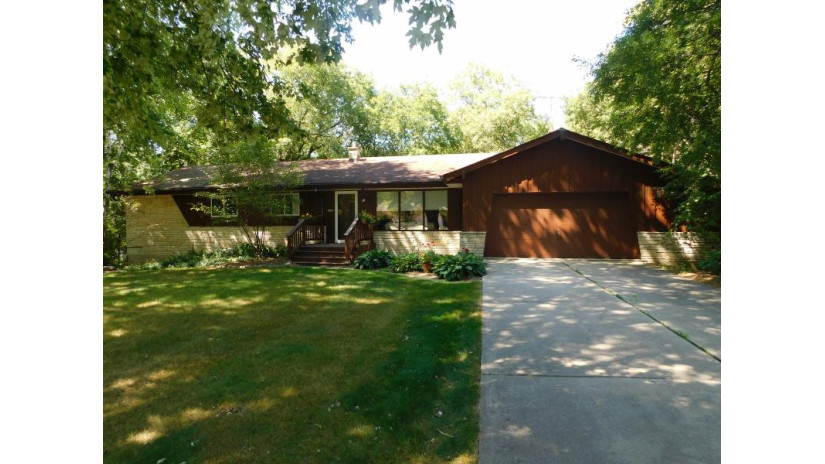 1623 16th Ave Grafton, WI 53024 by Hollrith Realty, Inc $289,900