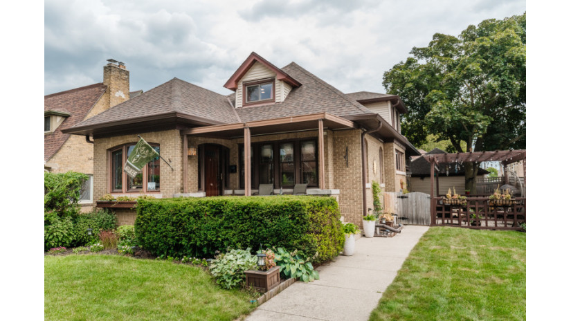 2322 N 73rd St Wauwatosa, WI 53213 by Shorewest Realtors $319,000