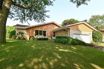 2915 N 122nd St, Wauwatosa, WI 53222-4016