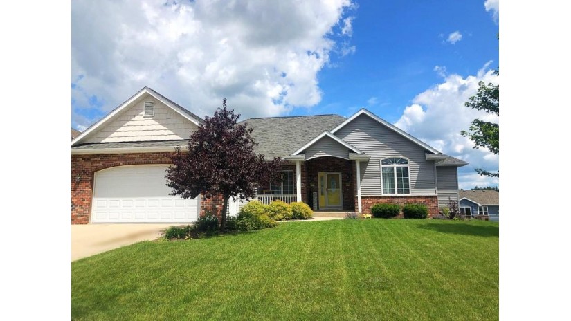 262 Silver Fox Dr S Kewaskum, WI 53040 by First Weber Inc- West Bend $329,000