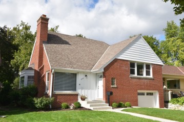 8739 Glencoe Cir, Wauwatosa, WI 53226-4631