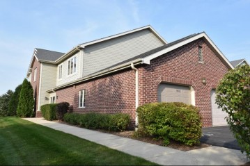 4865 S Forest Ridge Dr, New Berlin, WI 53151-7492