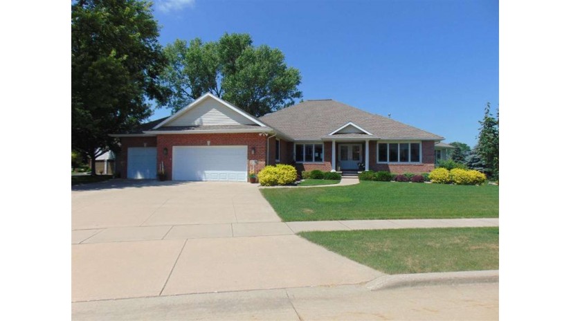 2155 Hickory Court Oshkosh, WI 54901 by Hietpas Realty $584,900