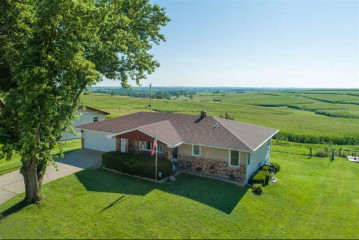 123 Crest View Dr, Tennyson, WI 53820-9504