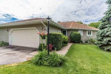 876 Iroquois Cir, Baraboo, WI 53913