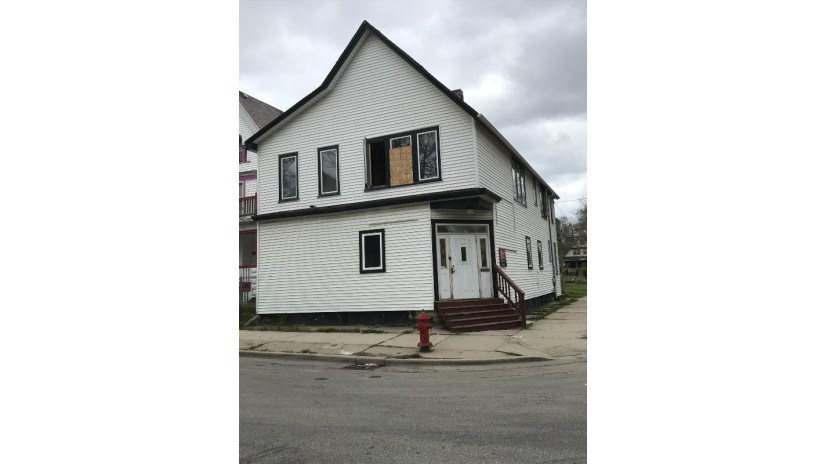 3300 N 11th St Milwaukee, WI 53206 by Ogden & Company, Inc. $2,900