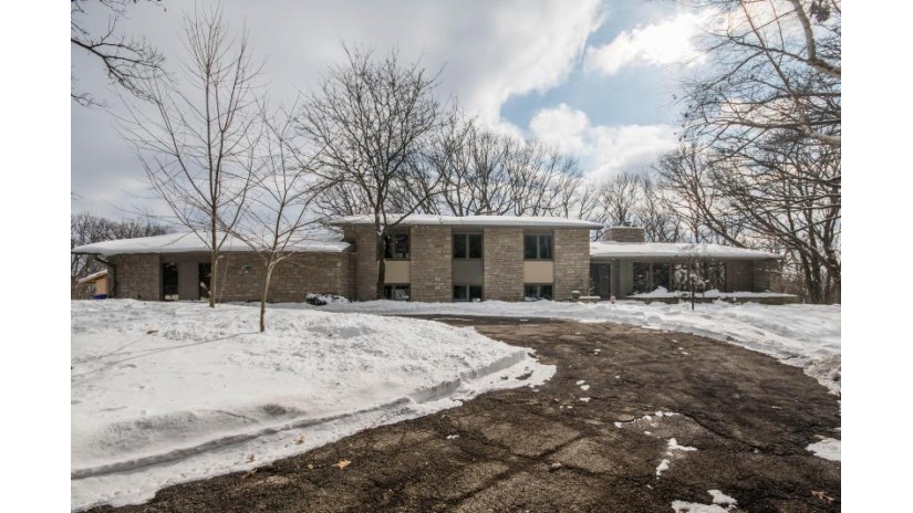 S12W29085 Summit Ave Delafield, WI 53188 by Keller Williams Momentum $475,000