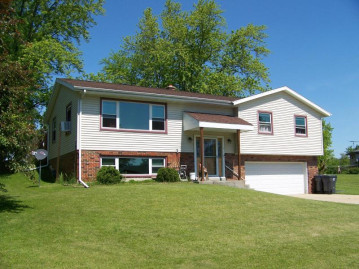 925 Jessie Ln, Random Lake, WI 53075-1635