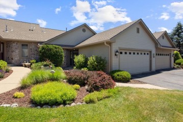 530 Oak Ridge Dr, Hartland, WI 53029-2443