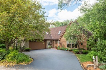 931 Lake Dr, Delafield, WI 53018