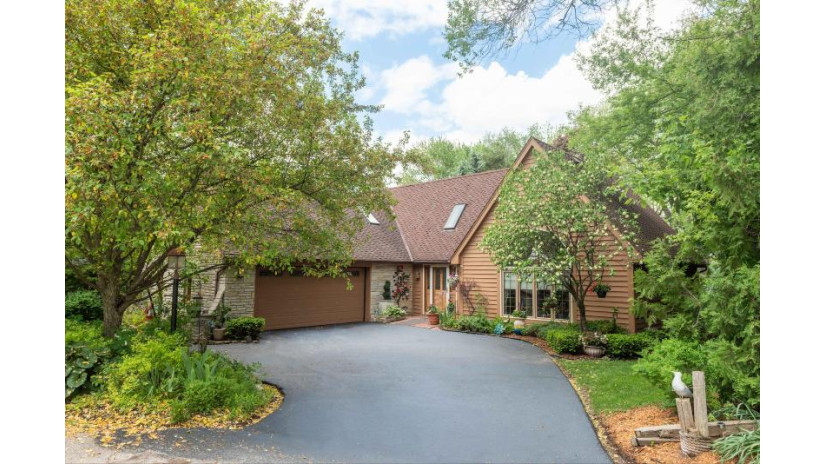 931 Lake Dr Delafield, WI 53018 by Lake Country Listings $998,000