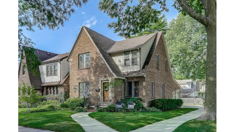 4975 N Idlewild Ave Whitefish Bay, WI 53217 by Mahler Sotheby's International Realty $449,000