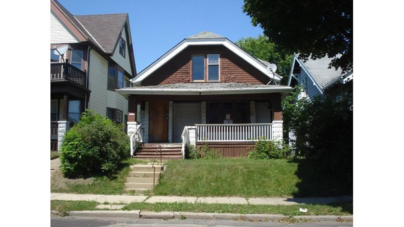 2468 W Auer Ave Milwaukee, WI 53206 by Berkshire Hathaway HomeServices Metro Realty $10,000