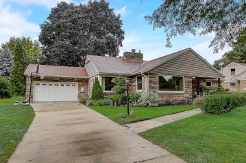 2825 N Colonial Dr, Milwaukee, WI 53222-4532