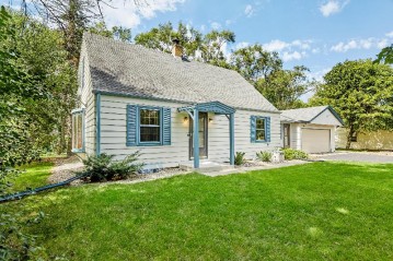 1435 S West Ln, New Berlin, WI 53146-1548