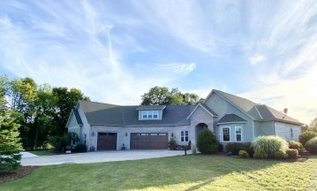 5209 Fox Hollow Dr, Richfield, WI 53027-8721