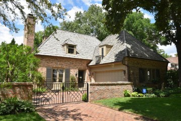 2625 N Harding Blvd, Wauwatosa, WI 53226-1609