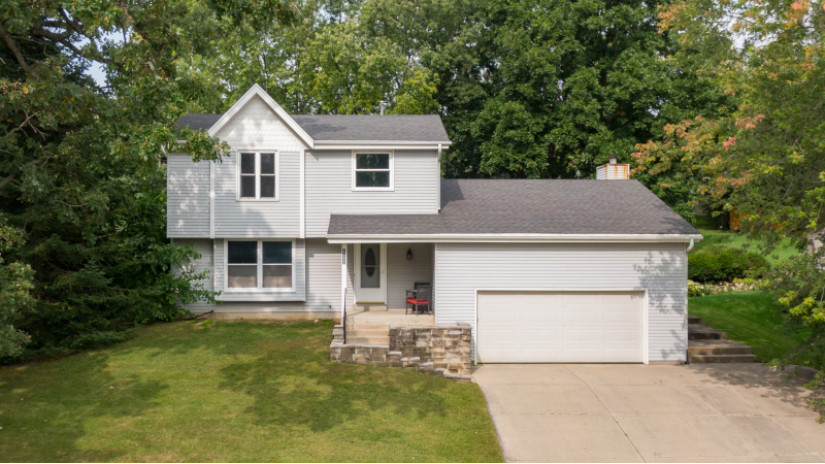 2142 Kensington Dr Waukesha, WI 53188 by Shorewest Realtors $265,000