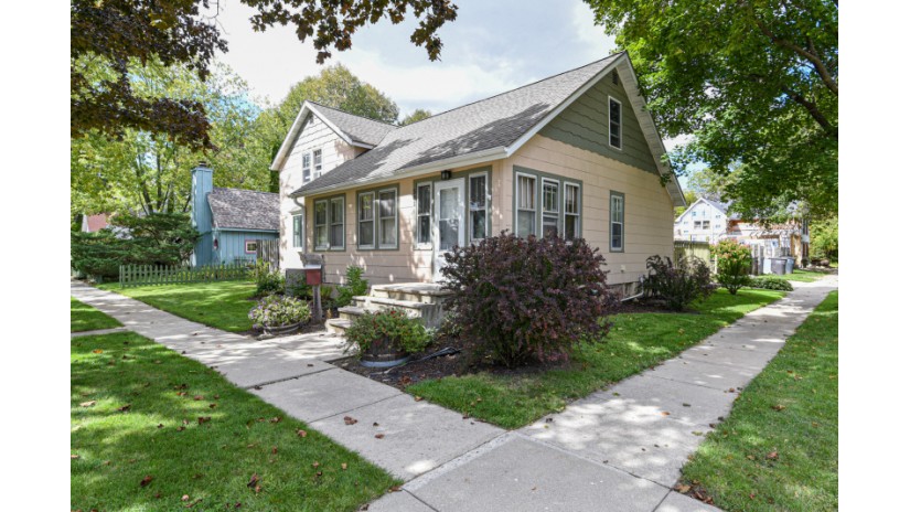 501 Haskins St Lake Geneva, WI 53147 by Shorewest Realtors $179,500