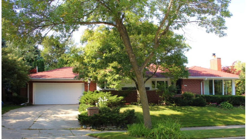 10425 W Melvina St Wauwatosa, WI 53222 by Shorewest Realtors $249,900