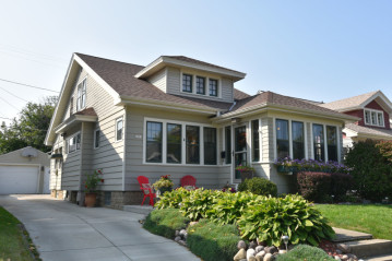 2213 N 68th St, Wauwatosa, WI 53213-1952