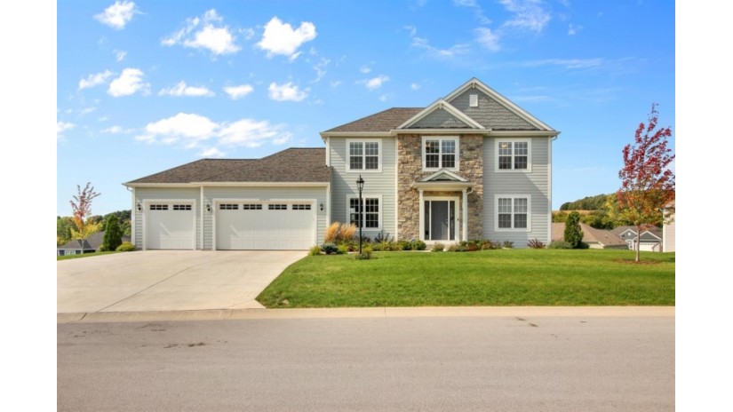 W275N351 Arrowhead Trl Pewaukee, WI 53188 by Shorewest Realtors $450,000