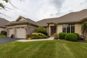 7582 W Heron Pond Dr, Mequon, WI 53092