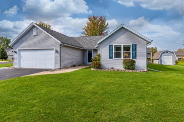 103 N Hickory Ln, Saukville, WI 53080-1618