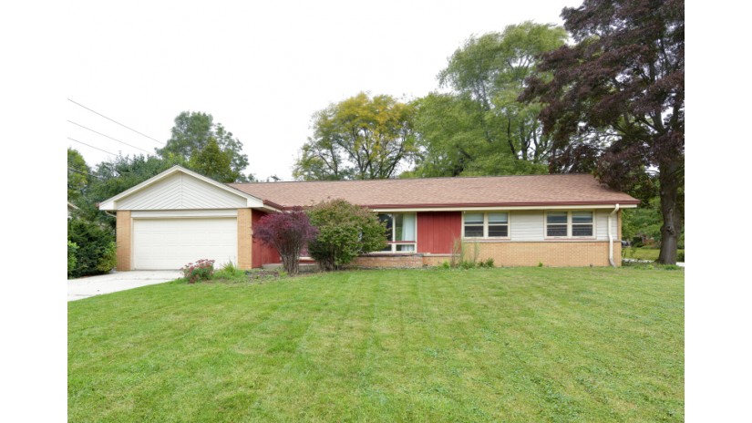 2300 W Daphne Rd Glendale, WI 53209 by Shorewest Realtors $224,900