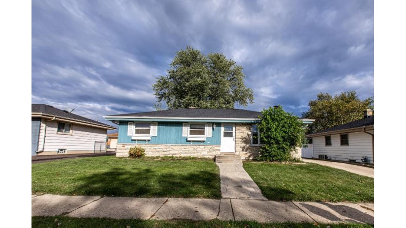 4909 46th Ave Kenosha, WI 53144 by Berkshire Hathaway HomeServices Metro Realty-Racin $184,900